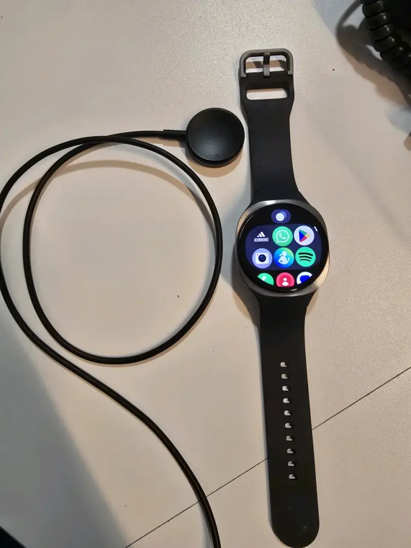 Smartwatch Samsung 8 40mm, negro con cargador