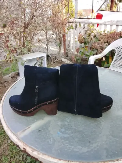 Botines negros de cuero sintético - miniatura 1