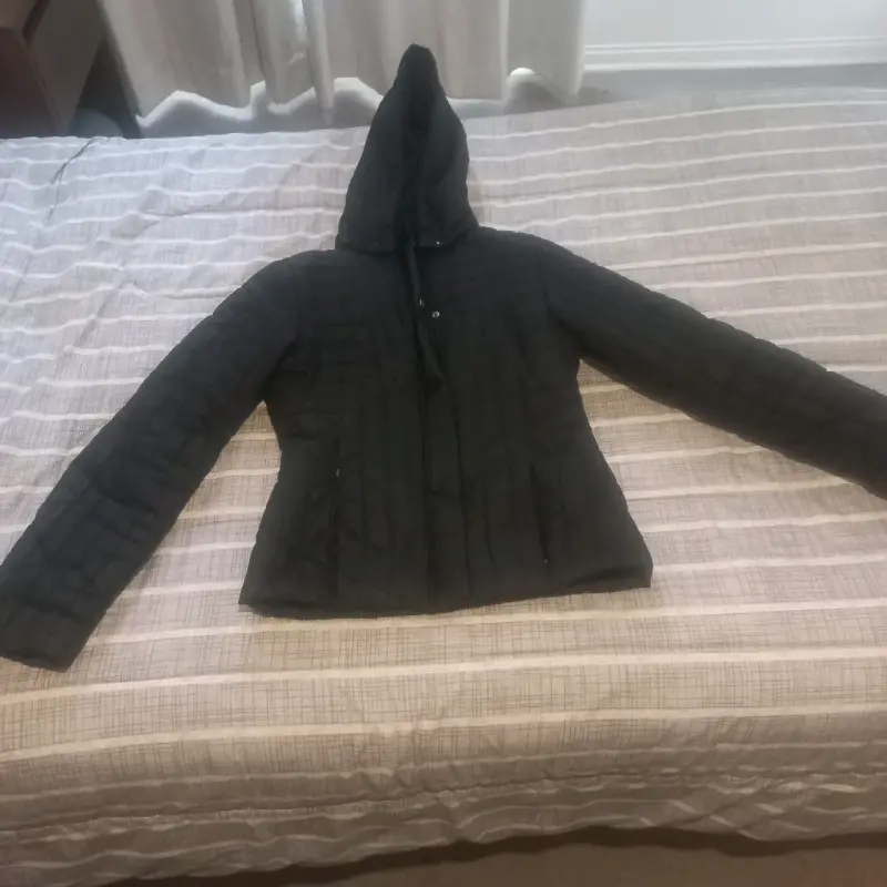 Parka acolchada negra con capucha