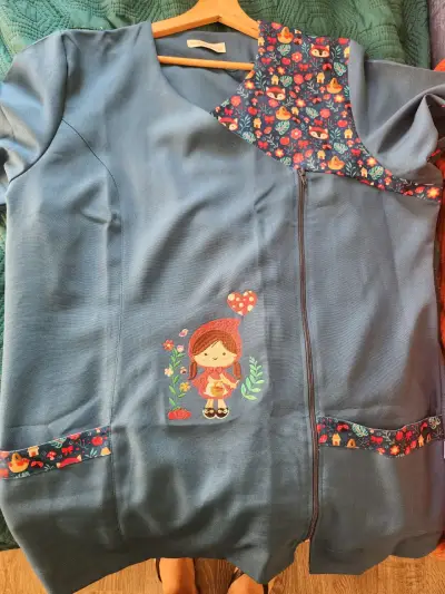 Delantal azul con diseño infantil - miniatura 1