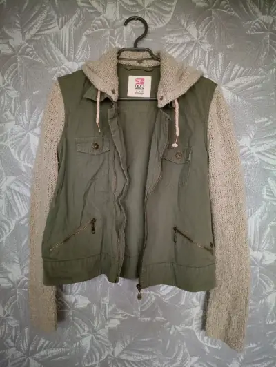 Chaqueta verde con capucha - miniatura 1