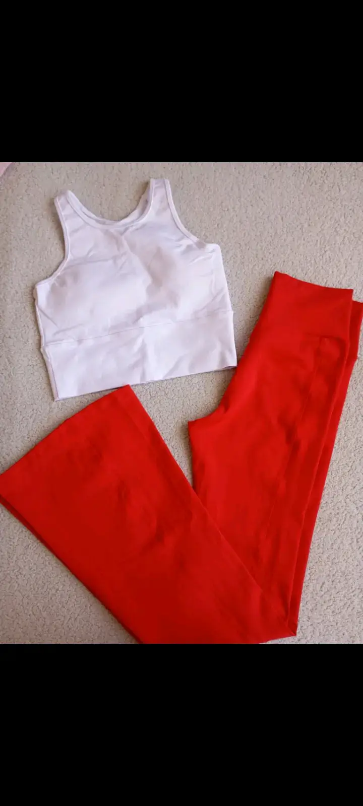 Conjunto deportivo blanco y rojo