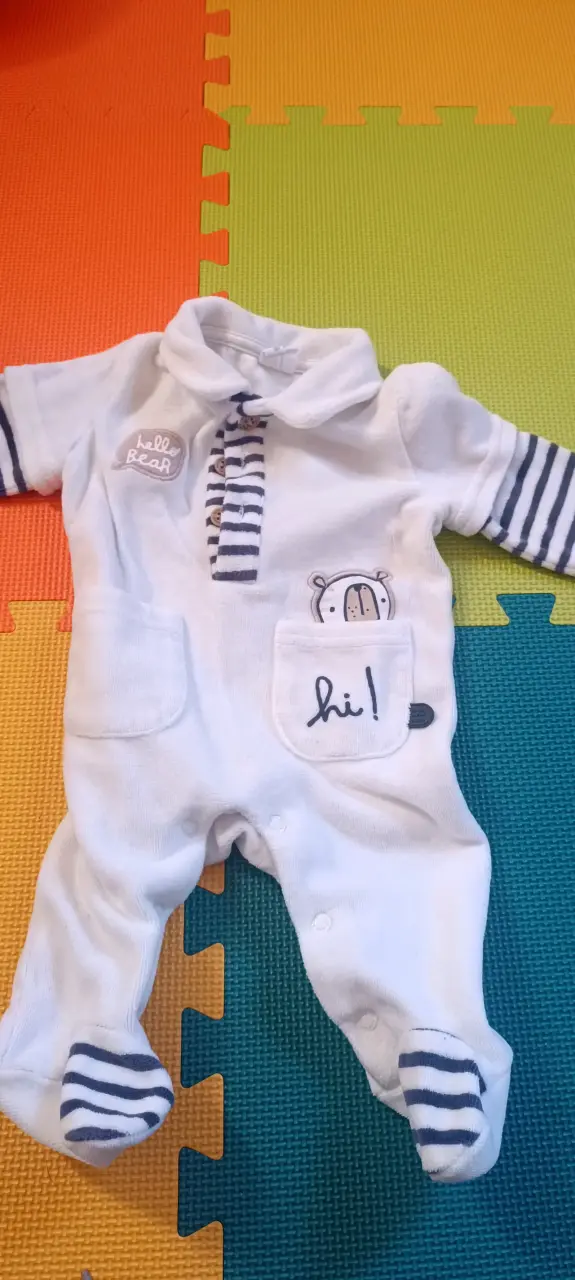 Enterito de bebé blanco con diseño