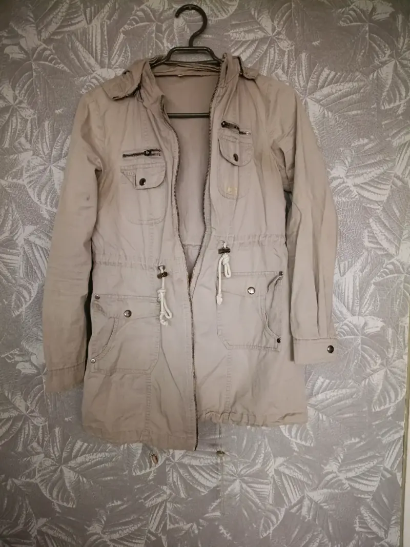 Parka beige con capucha
