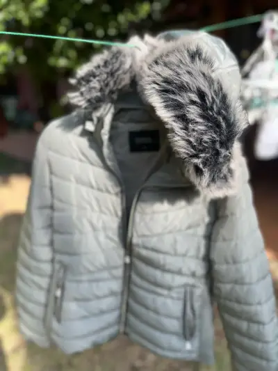 Parka gris con capucha de piel - miniatura 1