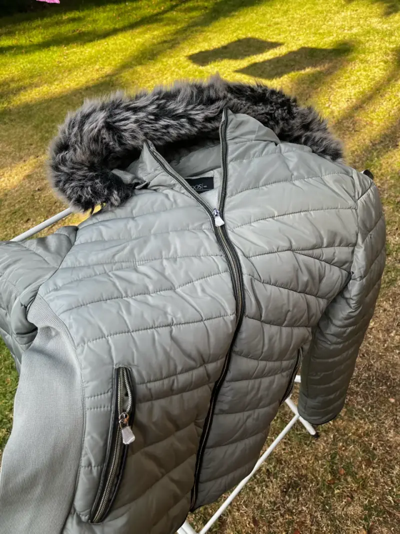 Parka gris con capucha de piel - 3