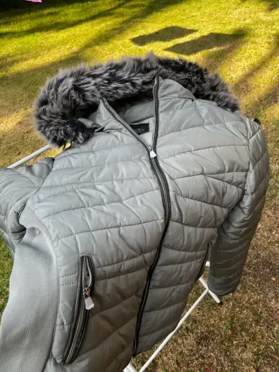 Parka gris con capucha de piel - miniatura 3