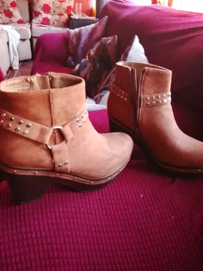 Botines camel con tachas - miniatura 1