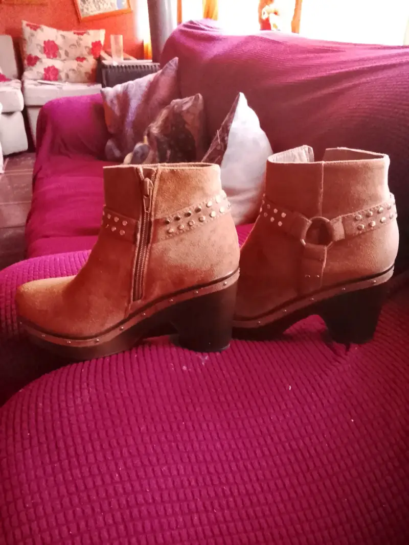 Botines camel con tachas - 2