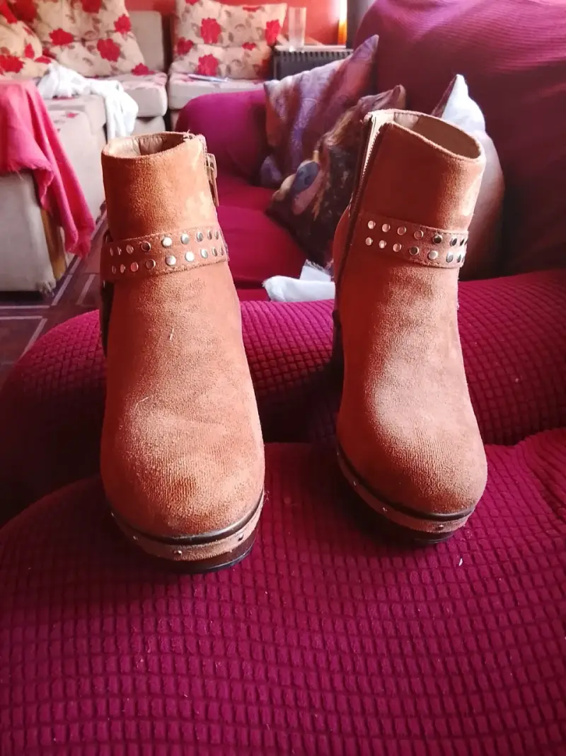 Botines camel con tachas - 3