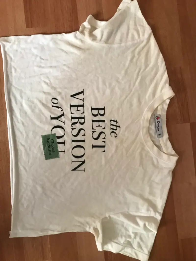 Polera blanca con mensaje