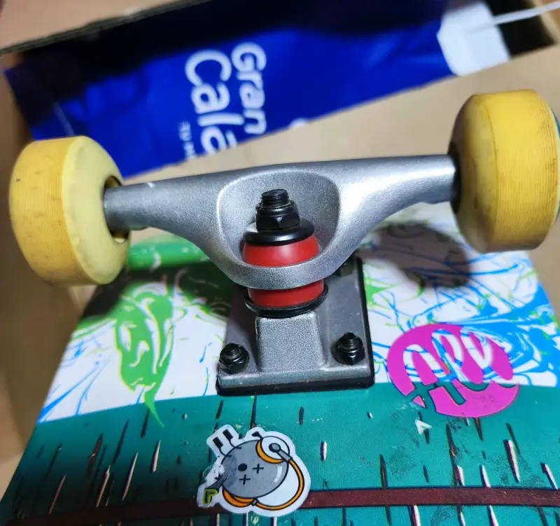 skate con ruedas amarillas - 1