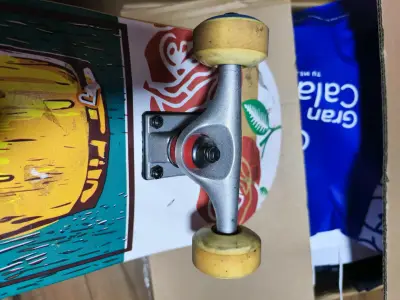 skate con ruedas amarillas - miniatura 3