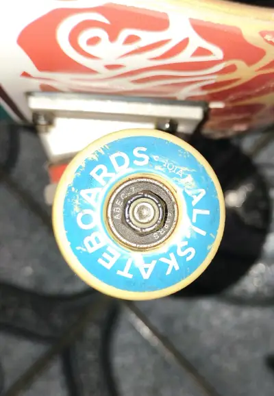 skate con ruedas amarillas - miniatura 4