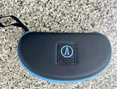 Gafas de sol negras con estuche Allister - miniatura 3
