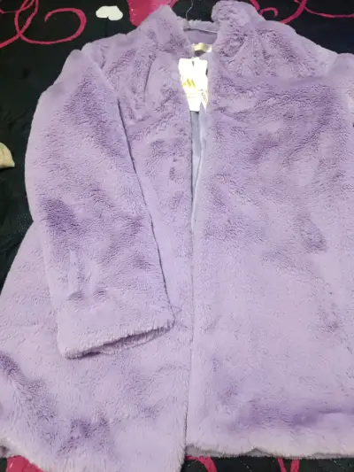 Abrigo de peluche lila y blanco también una chaque - miniatura 1