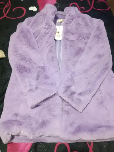 Abrigo de peluche lila y blanco también una chaque - miniatura 2