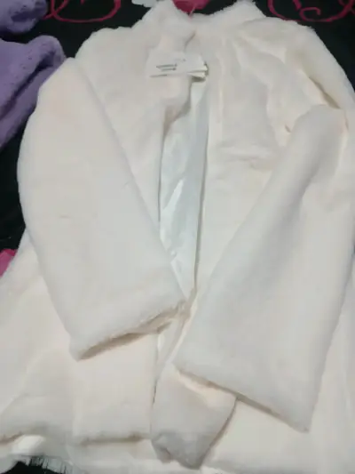 Abrigo de peluche lila y blanco también una chaque - miniatura 4