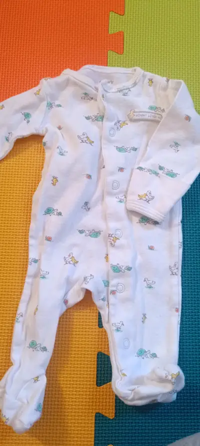 Pijama de bebé blanco con estampado - miniatura 1