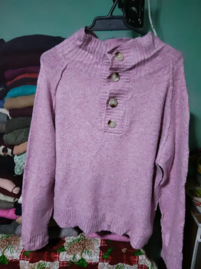 Suéter morado con botones