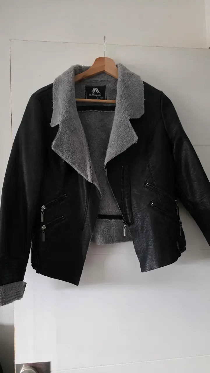 Chaqueta negra con forro gris