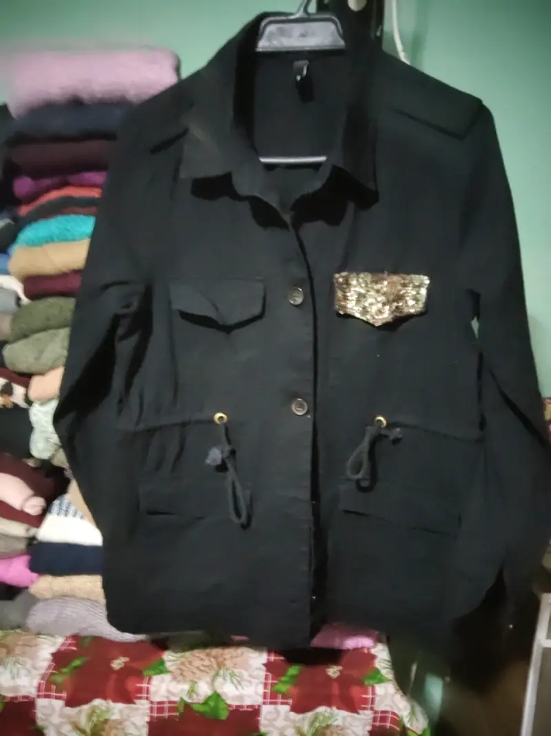 Chaqueta negra con parche dorado