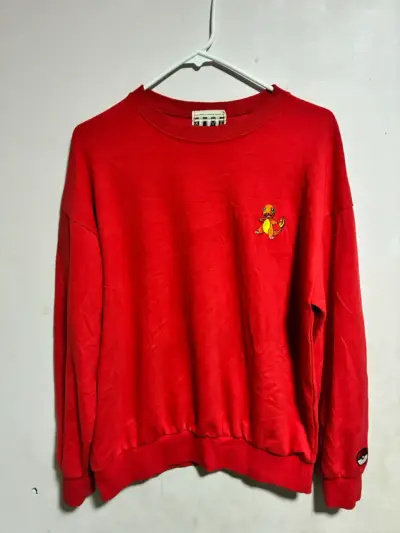Polerón rojo con diseño animado - miniatura 1