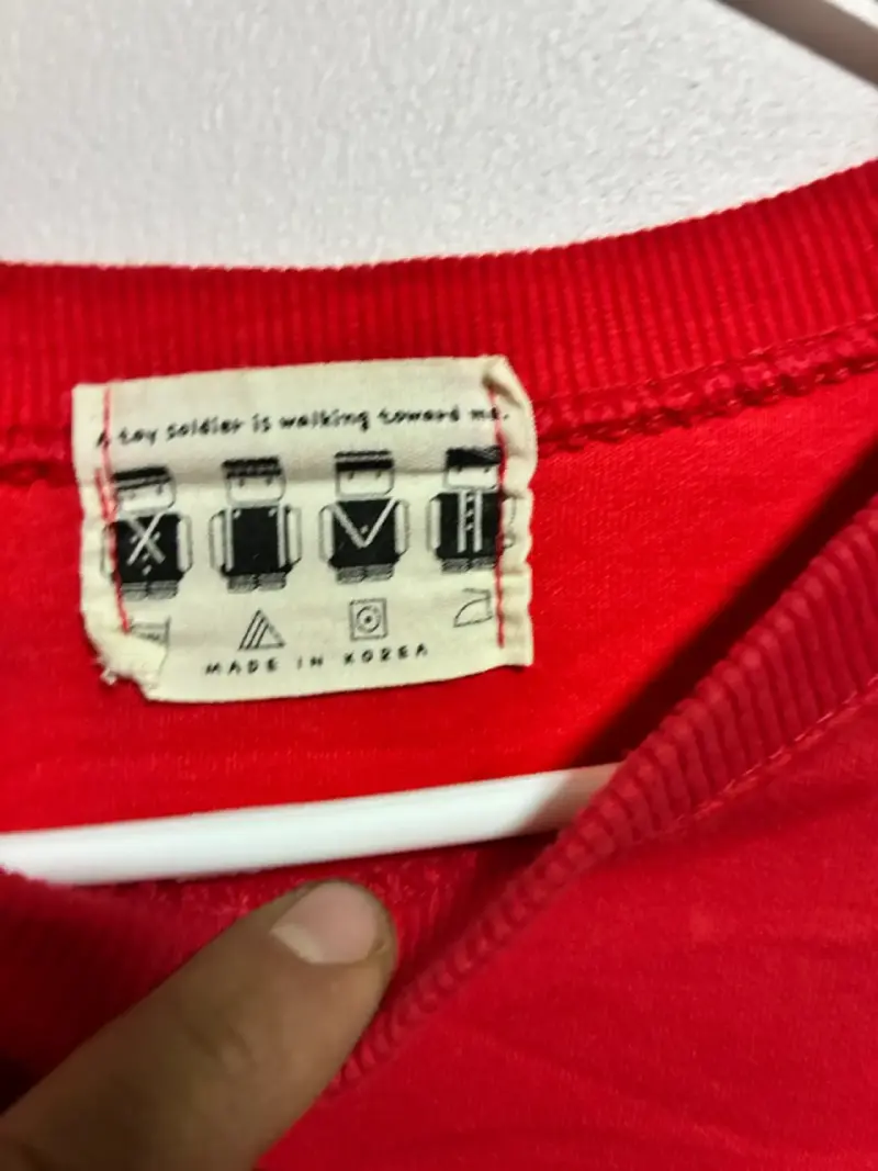 Polerón rojo con diseño animado - 2