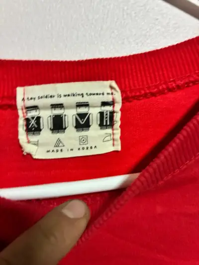 Polerón rojo con diseño animado - miniatura 2