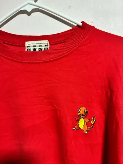 Polerón rojo con diseño animado - miniatura 3