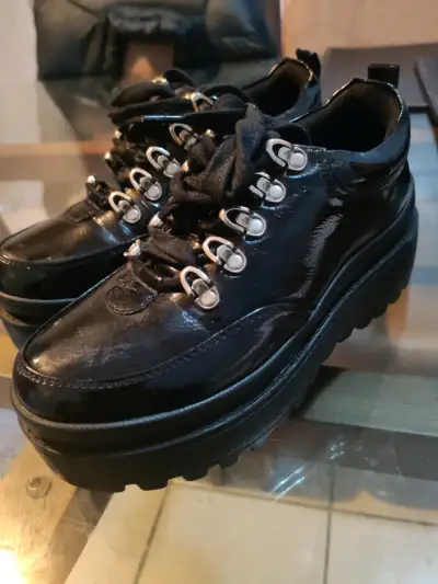 Zapatos negros de charol con plataforma poeme - miniatura 1