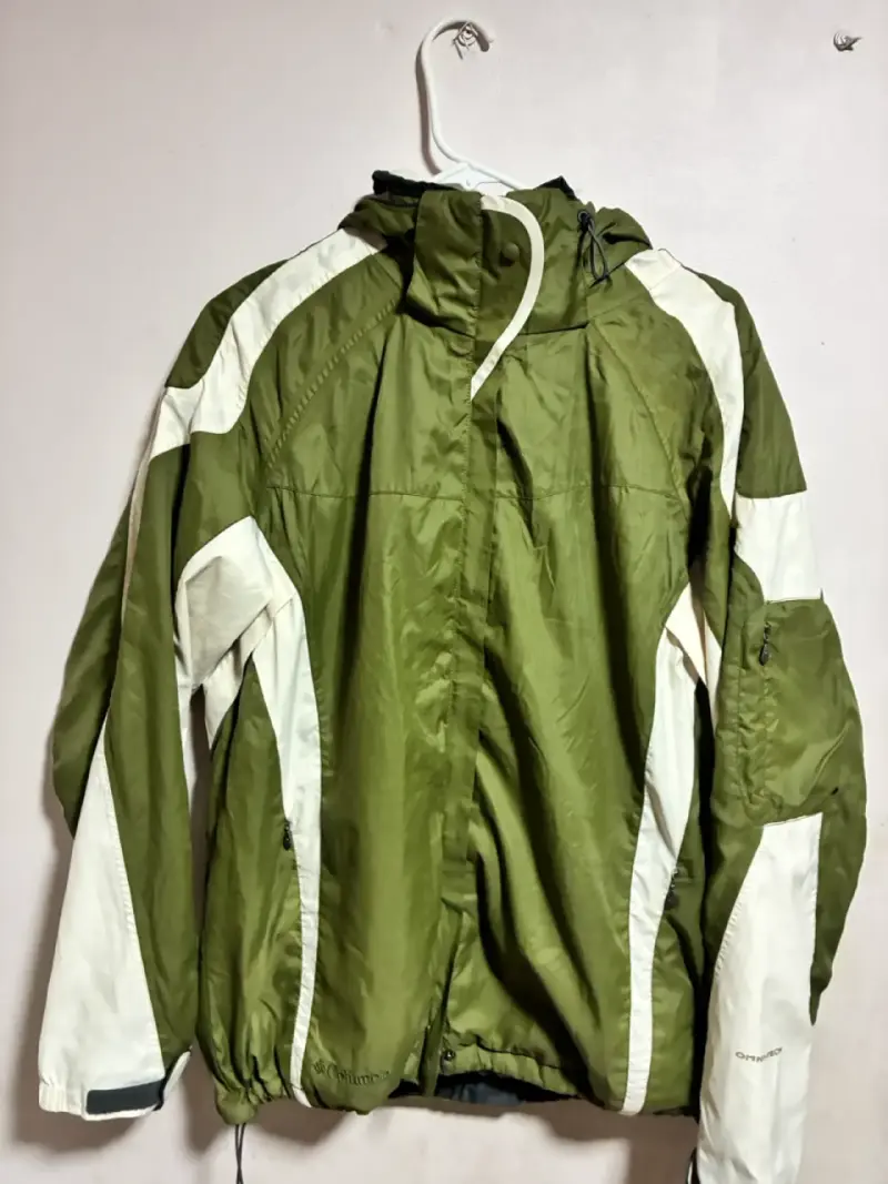 Chaqueta impermeable verde y blanca