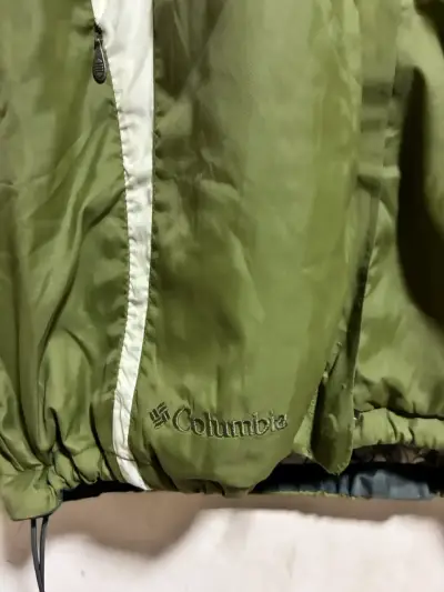 Chaqueta impermeable verde y blanca - miniatura 2