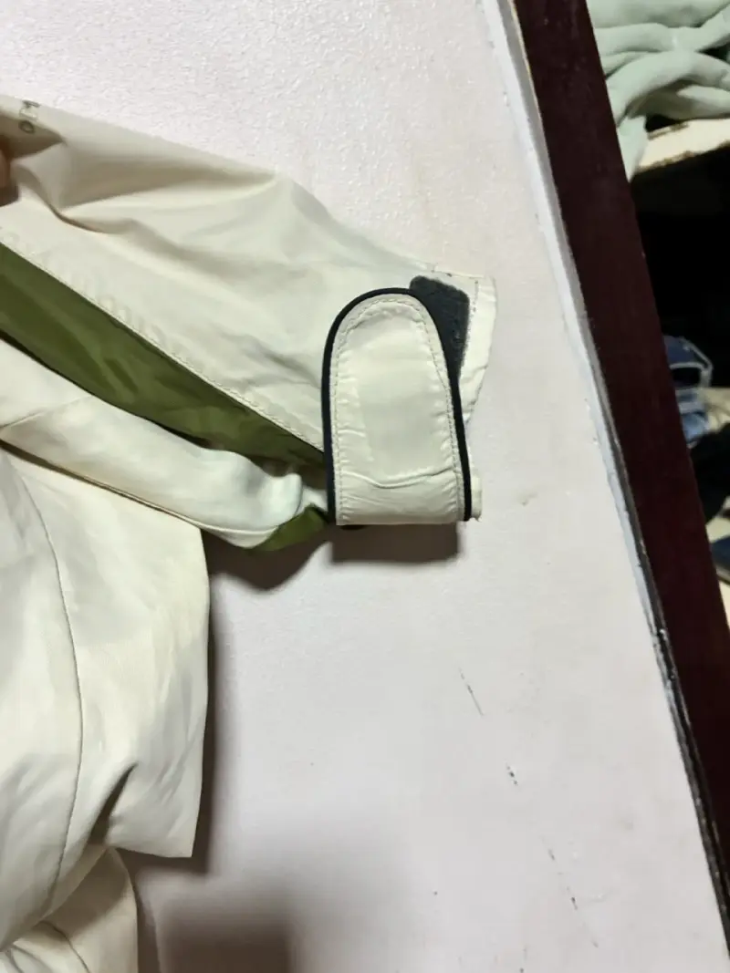 Chaqueta impermeable verde y blanca - 3