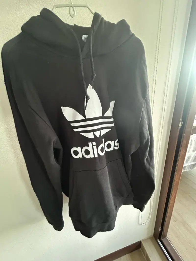Polerón negro Adidas con capucha - 3