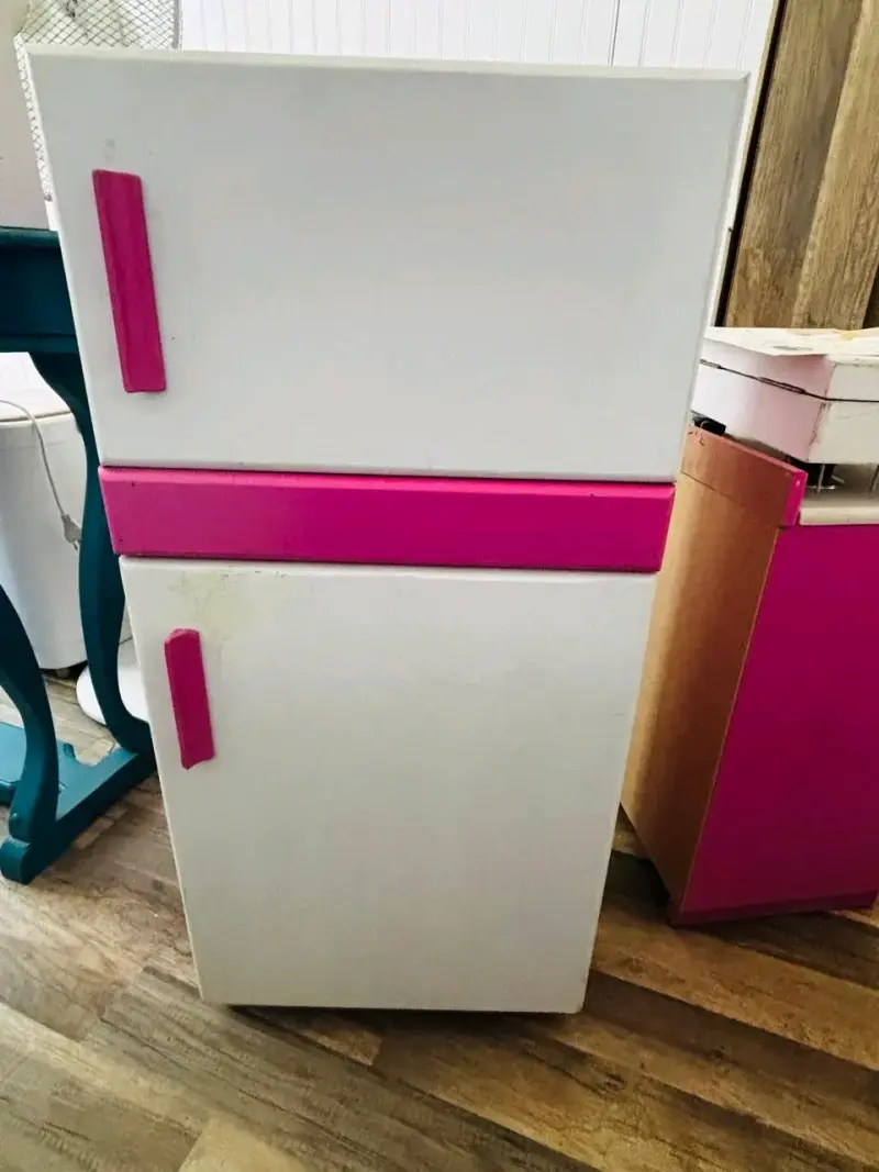 Refrigerador de juguete blanco y rosado - 1