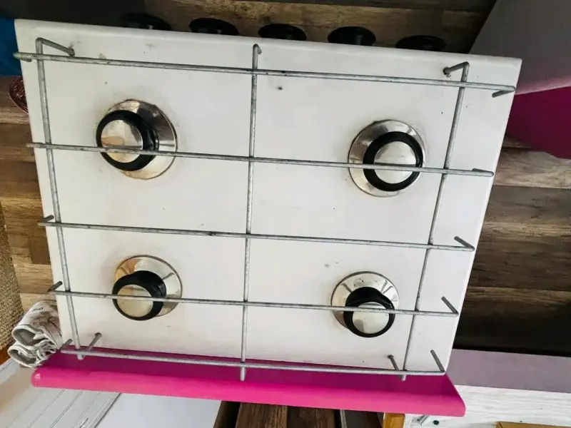 Refrigerador de juguete blanco y rosado - 3