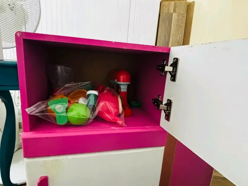 Refrigerador de juguete blanco y rosado - 5