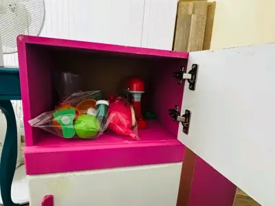Refrigerador de juguete blanco y rosado - miniatura 5