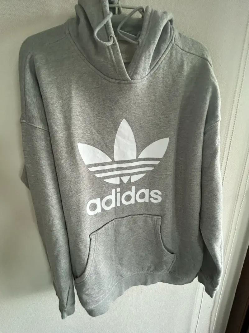 Polerón gris con capucha Adidas - 2