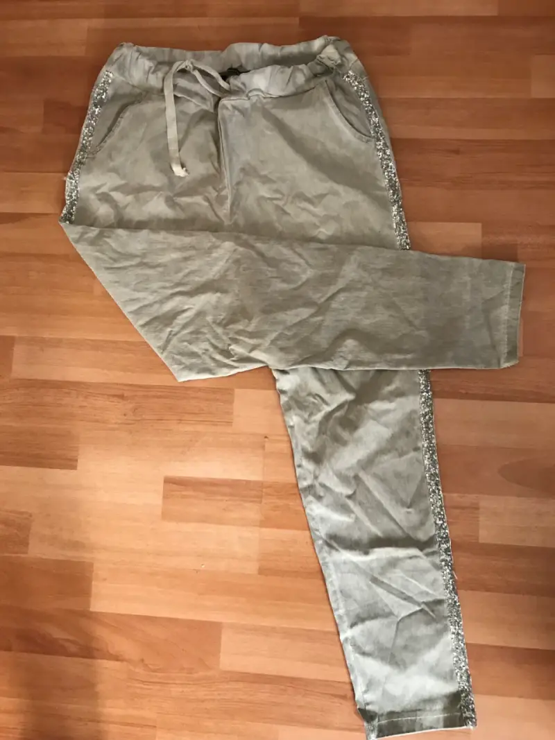 Pantalón gris con lentejuelas