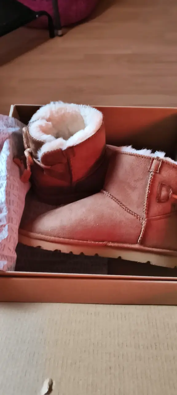 Botas de lana beige en caja