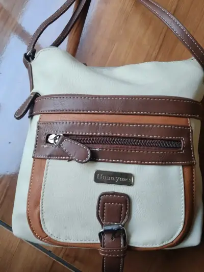 Cartera beige acolchada con detalle dorado - miniatura 2
