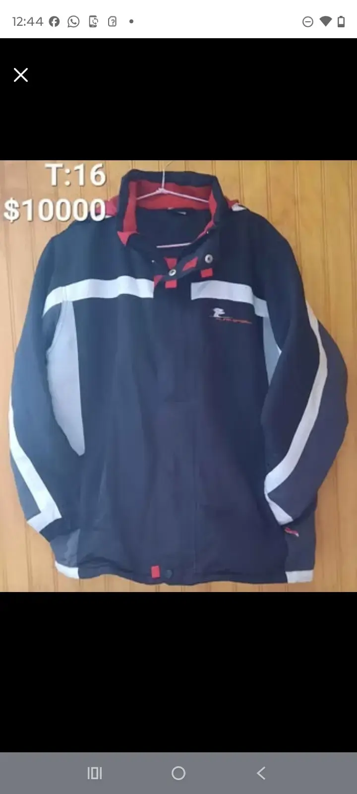Chaqueta azul con detalles rojos