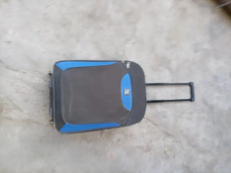 Maleta de viaje negra y azul
