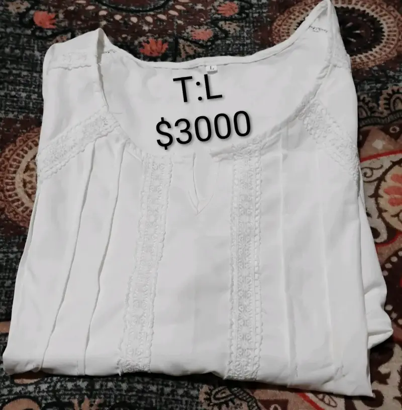 Poleras y blusas con encaje