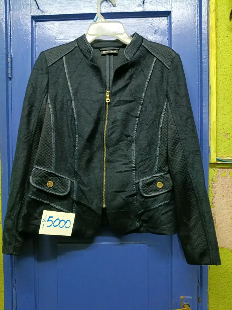 Chaqueta negra con cierre metálico
