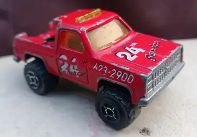 Camioneta de juguete roja - miniatura 1