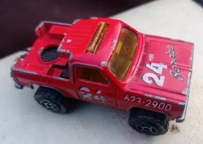 Camioneta de juguete roja - miniatura 2