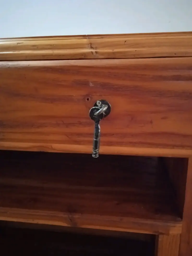 Mueble de madera con cajones - 2